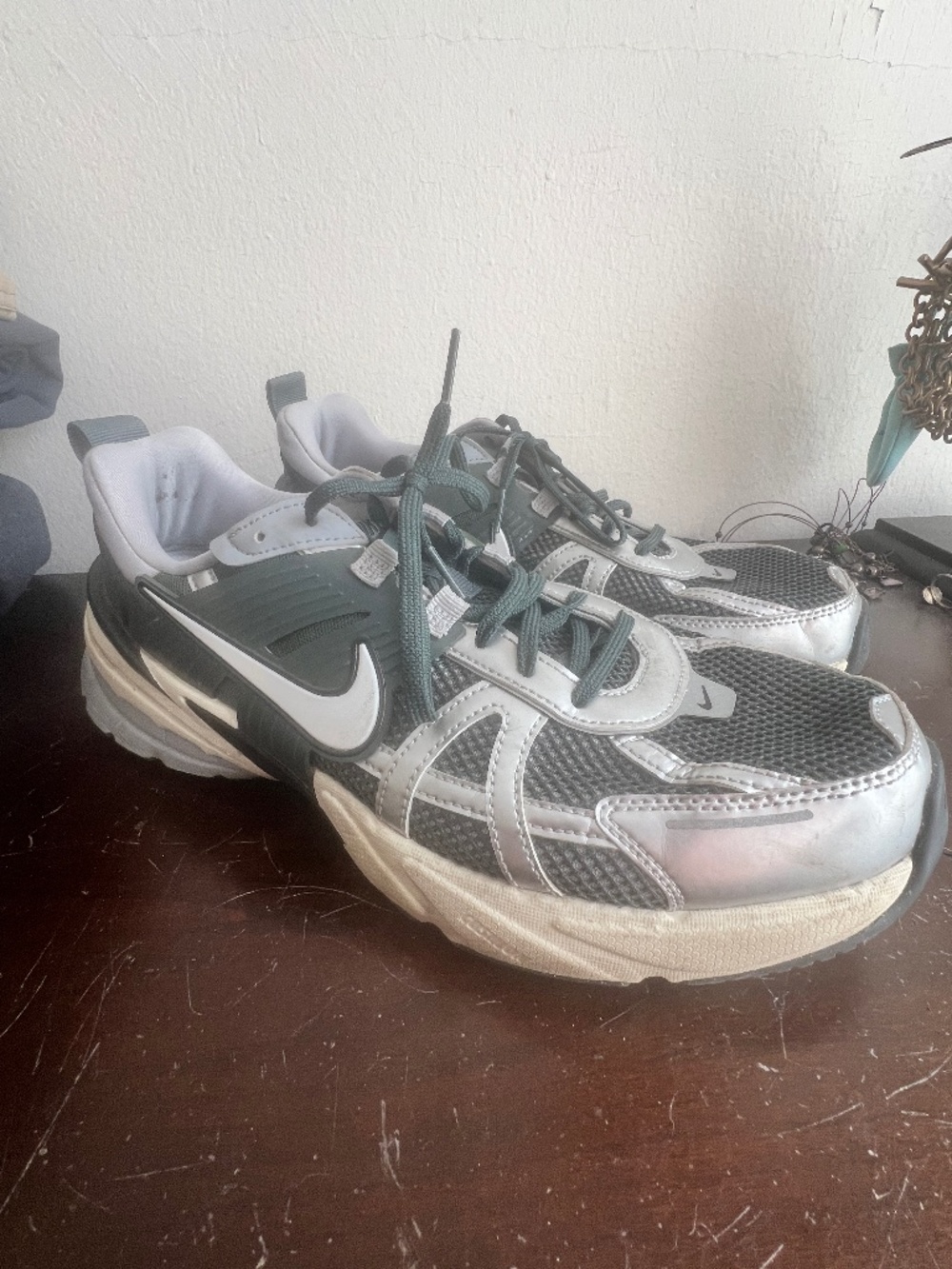 NIKE V2K run men’s sneaker, US 11.5, Green/ silver